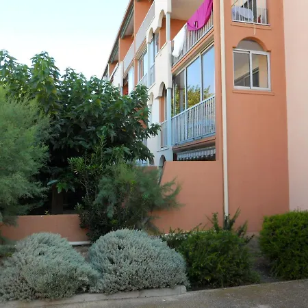Apartment 1 Bedroom For 4 *